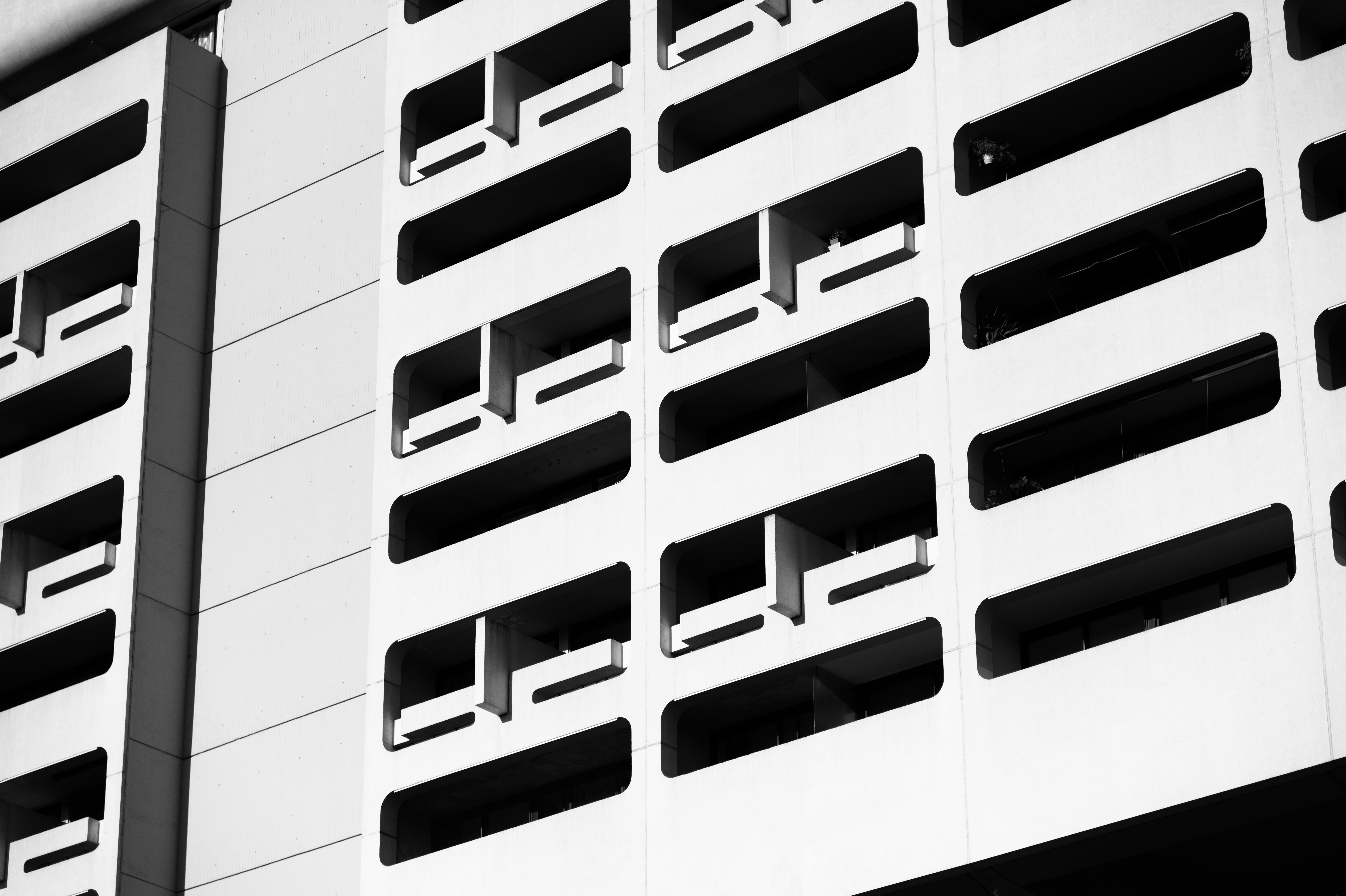 Repetitive facade modules with projecting balcony boxes