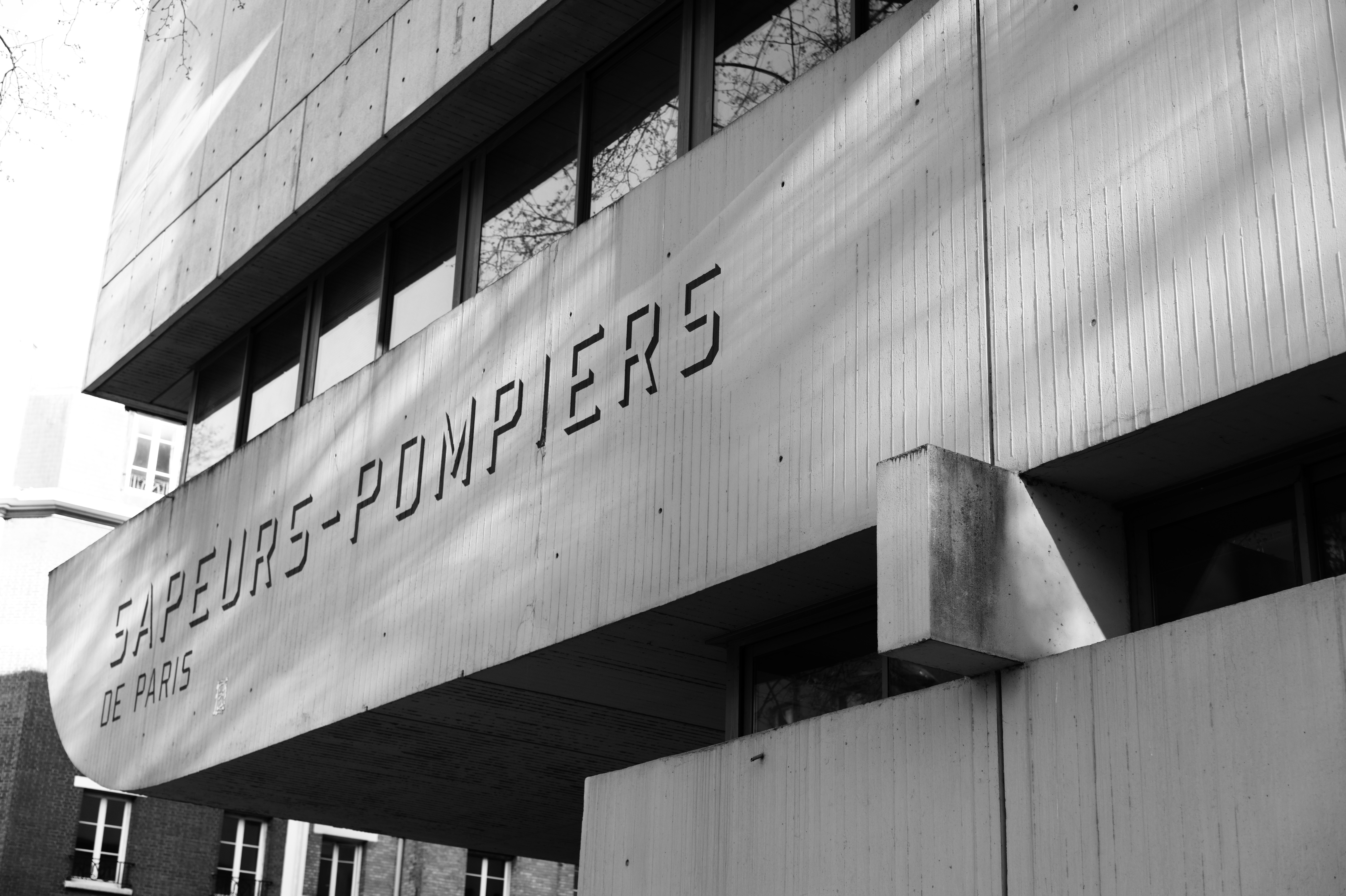 Curved facade with Sapeurs-Pompiers de Paris lettering and sculptural volumes